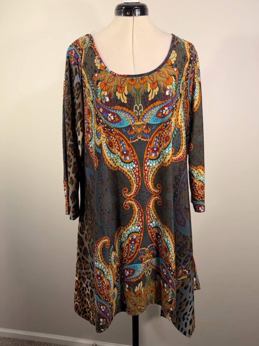 White Mark Marlene women's tunic top size XL,featuring paisley and animal prints